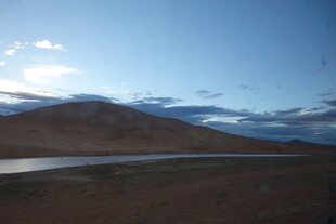 草原湖泊与远山美景
