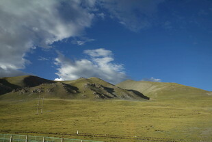 蓝天草原下的连绵山脉