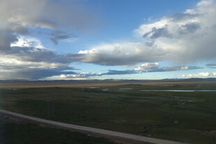 草原公路上的蓝天白云