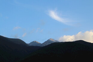 蓝天山峦间的梦幻云彩