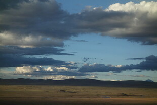 广阔天空下的壮美原野