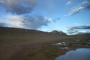 旷野积水处的天空与地貌