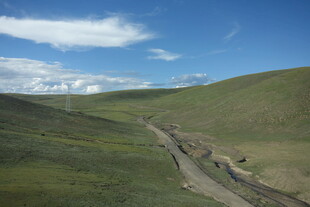 草原间蜿蜒的山间小路