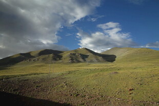 草原山峦间的蓝天白云