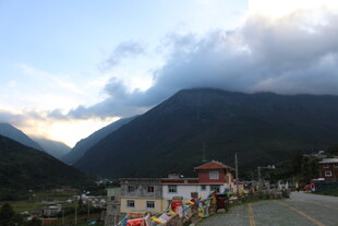 山间小镇黄昏美景