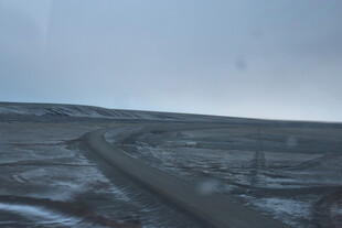 雪地中的蜿蜒道路