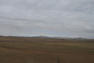 广袤草原上的阴沉天空