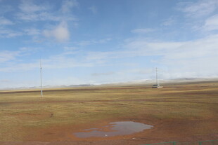草原上的空旷湿地景观