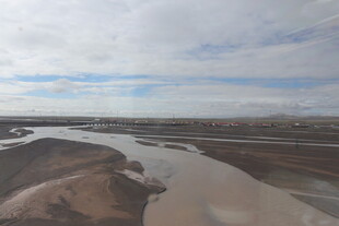 俯瞰蜿蜒河流与开阔地貌