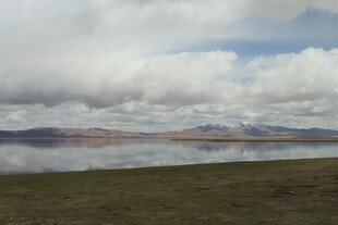 草原上的广阔水域与云层
