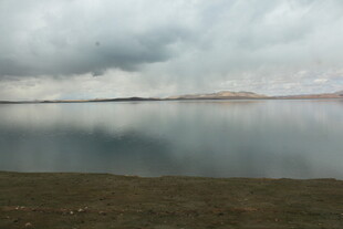 阴天下平静的湖面景色