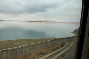 车窗外的湖景与阴沉天空