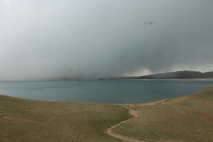 湖畔草原上的阴沉天空