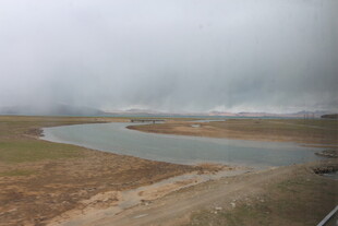 雾中湿地湖泊景观