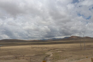 广袤荒原上的多云天空