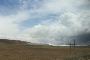 草原上的壮阔云层景观