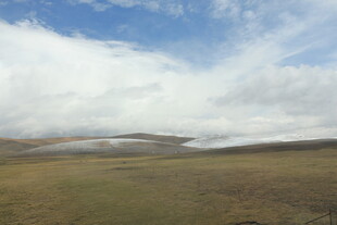 广袤草原上的蓝天白云