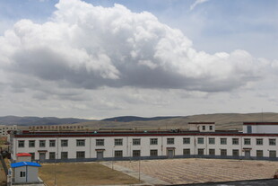 草原上的建筑与广阔天空