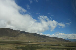 蓝天白云下的壮阔山脉