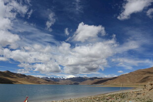 高原湖畔蓝天白云美景