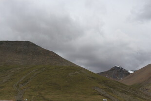 云雾缭绕的山峦景色