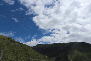 蓝天白云下的青翠山峦