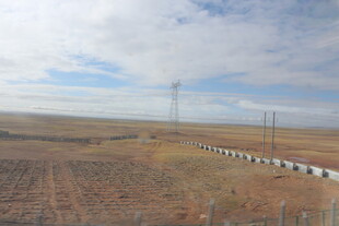 旷野电线塔景观