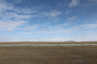 广袤原野上的蓝天白云