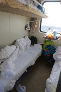 火车舱内的简易床铺