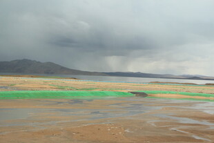 暴风雨前的广袤原野景观