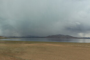 乌云笼罩下的开阔水域