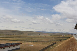 草原上的建筑与开阔风景