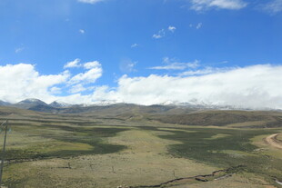 广袤草原上的蓝天白云