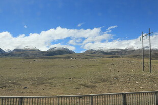 广阔草原与蓝天白云景观