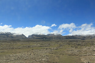 广阔山野蓝天白云美景