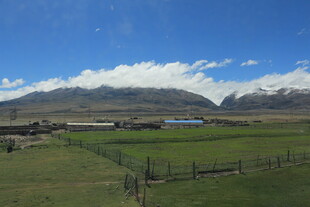 草原雪山下的田园风光