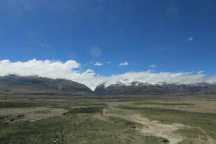 广袤草原与远山蓝天