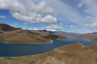 高原蓝湖与连绵山脉风光