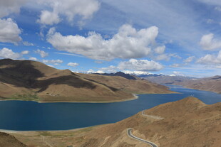 西藏壮美湖泊与蜿蜒公路