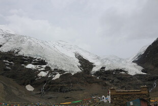 雪山下的藏区村落景观