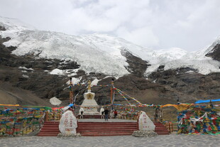 雪山下的藏式祈福景观