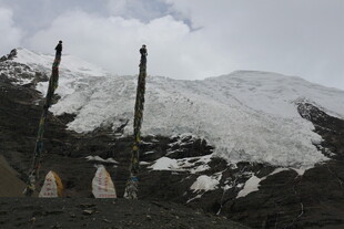 雪山下的古老经幡