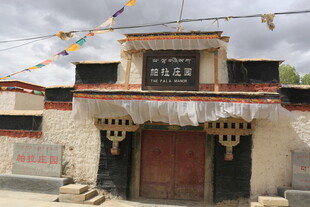 藏式传统建筑的古朴大门