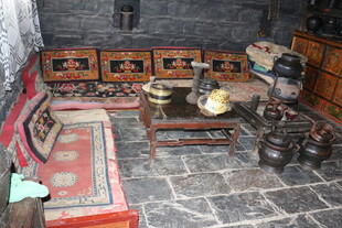 传统古朴的少数民族室内场景