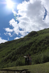 青山蓝天间的自然美景