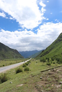 山间公路 蓝天白云绿野