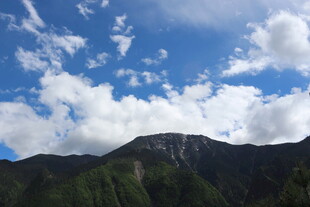 蓝天白云下的青山美景