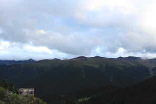 山峦云海间的壮美景色