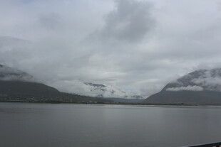 云雾缭绕的山水景致