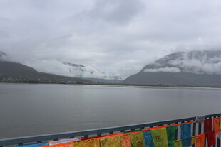 湖畔经幡与远山云雾